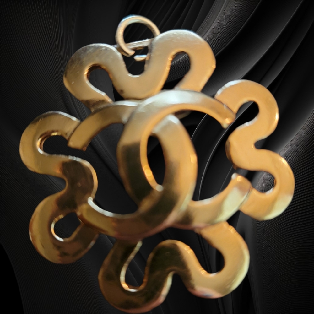 CHANEL | VINTAGE CC SQUIGGLE FLOWER PENDANT SPRING 1995 - Picture 1 of 7